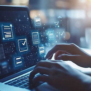 Person, die mit digitalen Dokumenten und einem Touchscreen für Remote-Arbeit und Kommunikation interagiert