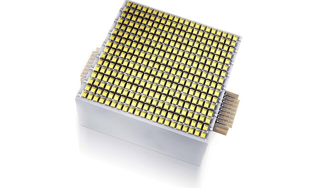 Modular einsetzbare, mehrseitig metallisierbare Flüssigkühlungs-Box