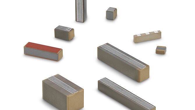 Verschiedene monolithische Mehrschicht-Aktoren von CeramTec auf weißem Hintergrund