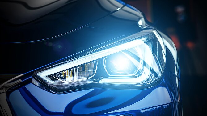 Xenon Licht eines blauen BMW