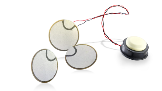 Piezokeramische Sensoren auf weißem Hintergrund