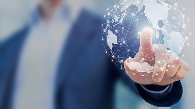 Mann berührt einen holografischen Globus