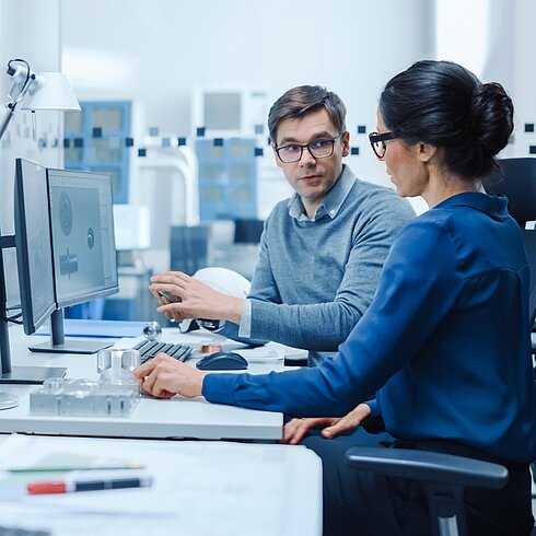 Eien Frau und ein Mann arbeiten am Computer