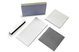 Keramik Platten vor weißem Hintergrund